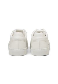 Λευκά δερμάτινα αθλητικά παπούτσια με απαλό φινίρισμα, επενδεδυμένο κολάρο και ελαστική σόλα. Διαθέτουν μινιμαλιστικό σχεδιασμό και λεπτομέρειες με λογότυπο στη φτέρνα.