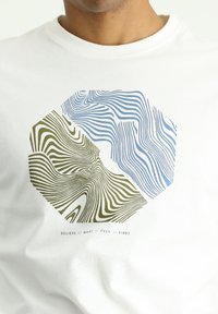 Kigili RUNDHALSAUSSCHNITT GEMUSTERT REGULAR FIT - Camiseta estampada - ecru