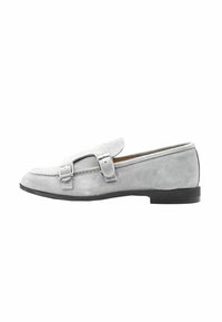 Mocassino in suede grigio con punta rotonda, fascia decorativa con fibbia sul davanti e suola piatta in gomma. Texture liscia e design minimalista.