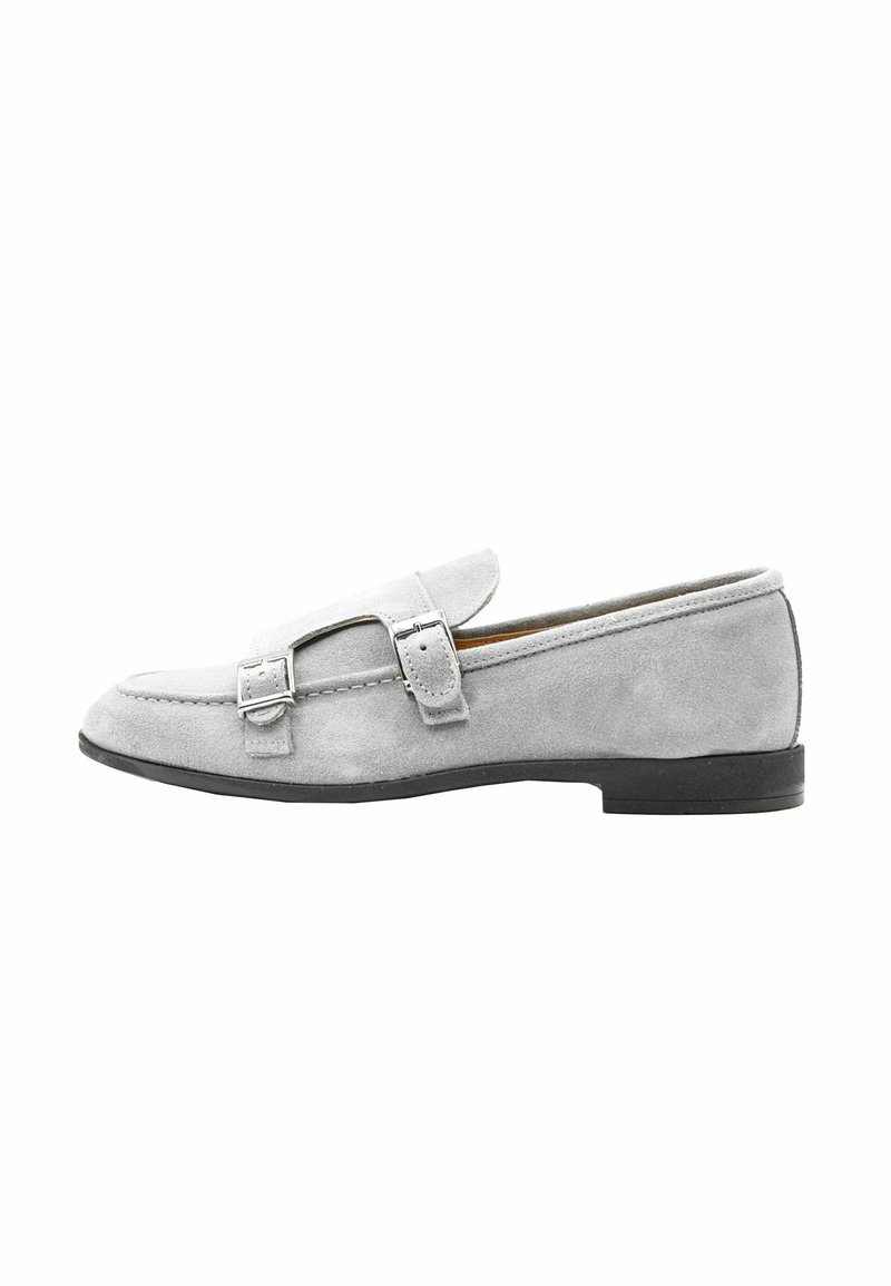 Mocassino in suede grigio con punta rotonda, fascia decorativa con fibbia sul davanti e suola piatta in gomma. Texture liscia e design minimalista.