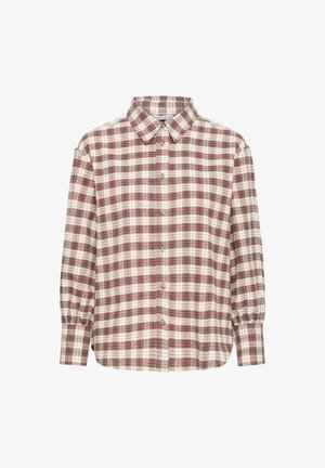 Chemise à manches longues boutonnée avec motif à carreaux marron et crème, col pointu et poignets boutonnés sur fond blanc.