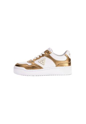 Sneaker bianca con accenti dorati, lati testurizzati, pelle liscia, suola in gomma e etichetta con logo triangolare. Presenta lacci bianchi e dettagli di cucitura.