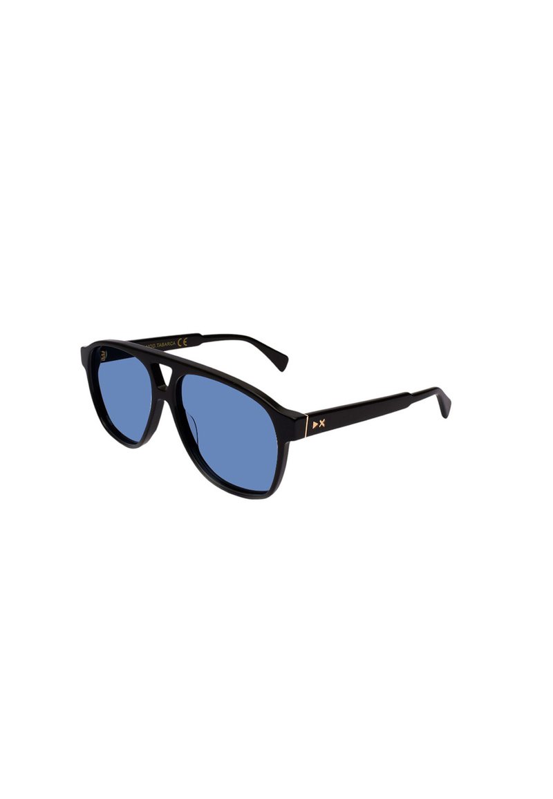 Occhiali da sole neri con montatura ampia e rettangolare e lenti blu. Presentano dettagli dorati sulle tempie per un tocco in più.