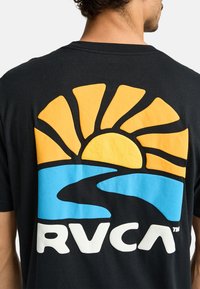 Sort bomulds t-shirt med et stort flerfarvet grafisk design af en sol og et stiliseret vanddesign på ryggen. RVCA-logo i hvidt nederst.