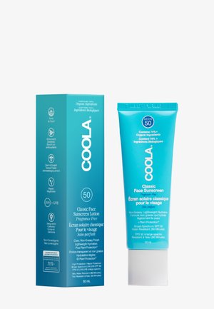 Blauer Coola Classic Face Sunscreen Tube und Box mit SPF 50, frei von Duftstoffen, mit organischen Inhaltsstoffen und wasserabweisenden Eigenschaften auf weißem Hintergrund.