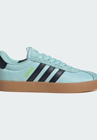 Jasnoniebieski tekstylny sneaker z granatowymi paskami, gumową podeszwą i zamszowymi akcentami. Posiada zaokrąglony nosek i system sznurowania.