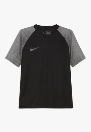 Camiseta deportiva negra de manga corta con un detalle de tela gris con estampado en los hombros. Presenta un escote redondo y un logo de Nike.
