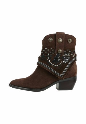 Brauner Wildleder-Stiefelette mit niedrigem Absatz, dekorativen Nieten und einer bestickten Stoffummantelung am oberen Teil.