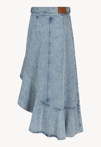 Denim rok met een blauwe wasbeurt, asymmetrische zoom en uitlopende snit. Inclusief plooien en een bruin leren logo label op de tailleband.