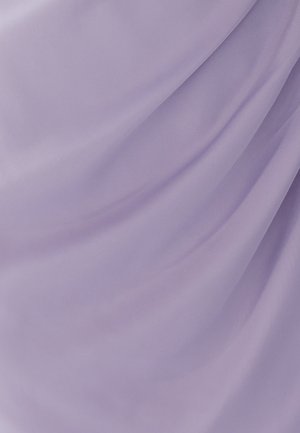 Mekanichna lilac tkanina s mekanim teksturom, koja se nježno oblikuje i ima suptilan sjaj. Idealna je za laganu odjeću.