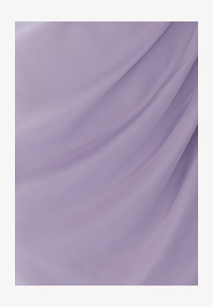 Tissu lilas doux et fluide avec une texture lisse, présentant des drapés délicats et un subtil éclat. Idéal pour des vêtements légers.