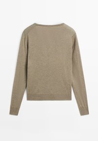 Khakifarbener Strickpullover mit langen Ärmeln und Rundhalsausschnitt. Der Stoff hat eine glatte Textur und dezente Rippdetails an den Ärmelbündchen und dem Saum.