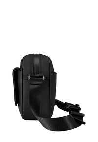 Sort kamerataske med rektangulær form, lavet af tekstureret materiale, med en bred, justerbar rem og metalkomponenter.