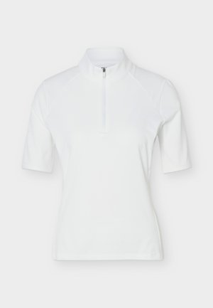 Hvit kortermet skjorte med kvartglidelås foran og stående krage, vist på en ensfarget lys bakgrunn.