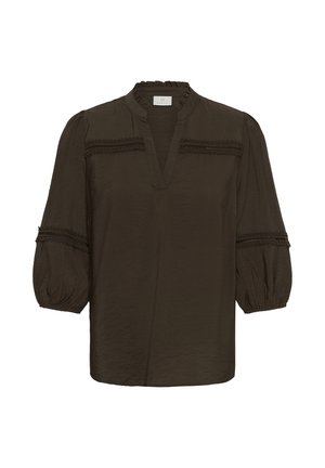 Tmavohnedá blúzka s tromištvrťovými nafúknutými rukávmi, krajkovou ozdobou cez hruď a rukávy a volánovým golierom s výstrihom do tvaru V.