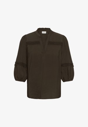 Tmavohnedá blúzka s tromištvrťovými nafúknutými rukávmi, krajkovou ozdobou cez hruď a rukávy a volánovým golierom s výstrihom do tvaru V.