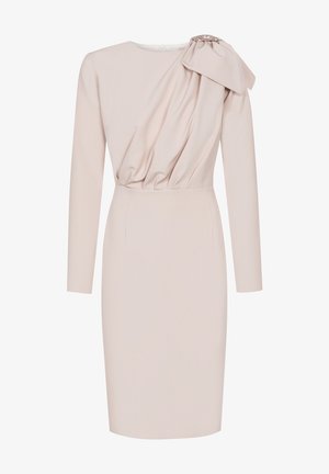 Jasnoróżowa sukienka z długim rękawem, z drapowanym przodem i akcentem w postaci kokardy na lewym ramieniu, wykonana z gładkiego materiału. Prosta sylwetka.