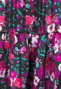 Robe florale avec un fond noir, ornée de fleurs roses, violettes et turquoise éclatantes. Comprend des détails plissés et un tissu texturé.