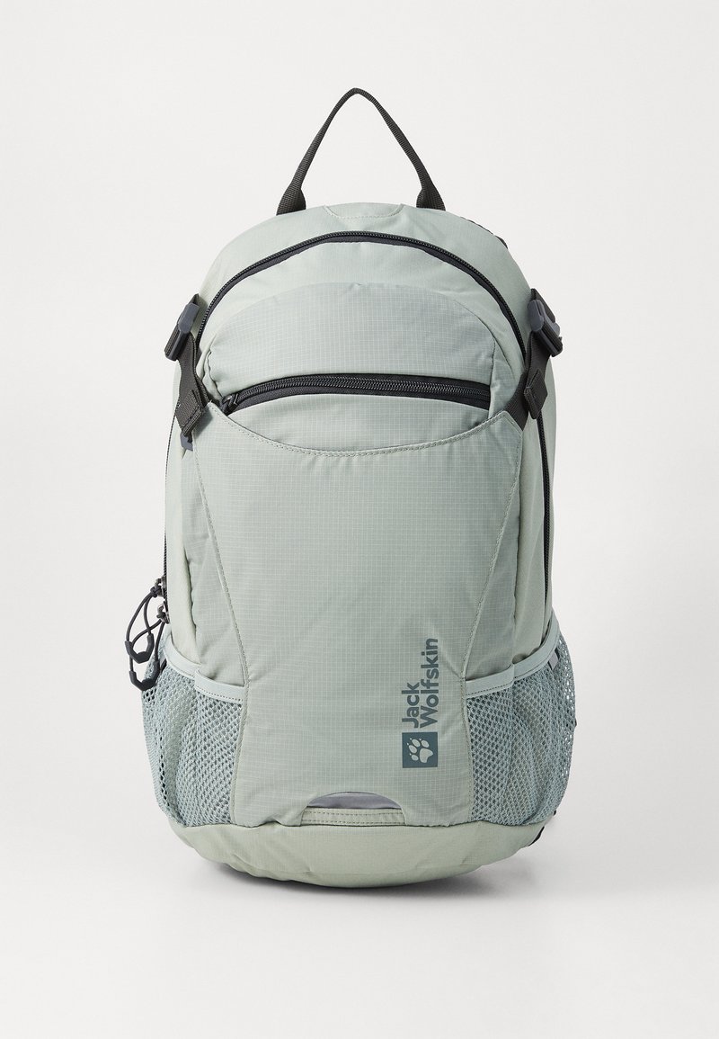 Hellgrüner Rucksack aus strukturiertem Stoff. Verfügt über mehrere Fächer, eine Mesh-Seitentasche und einen Tragegriff oben. Das Logo ist auf der Vorderseite angebracht.