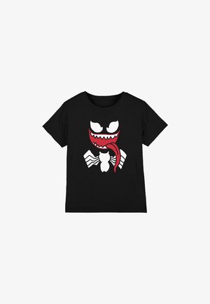 Schwarzes Baumwoll-T-Shirt mit einem grafischen Design eines weißen und roten Kreaturen-Gesichts mit scharfen Zähnen und herausgestreckter Zunge auf der Vorderseite.