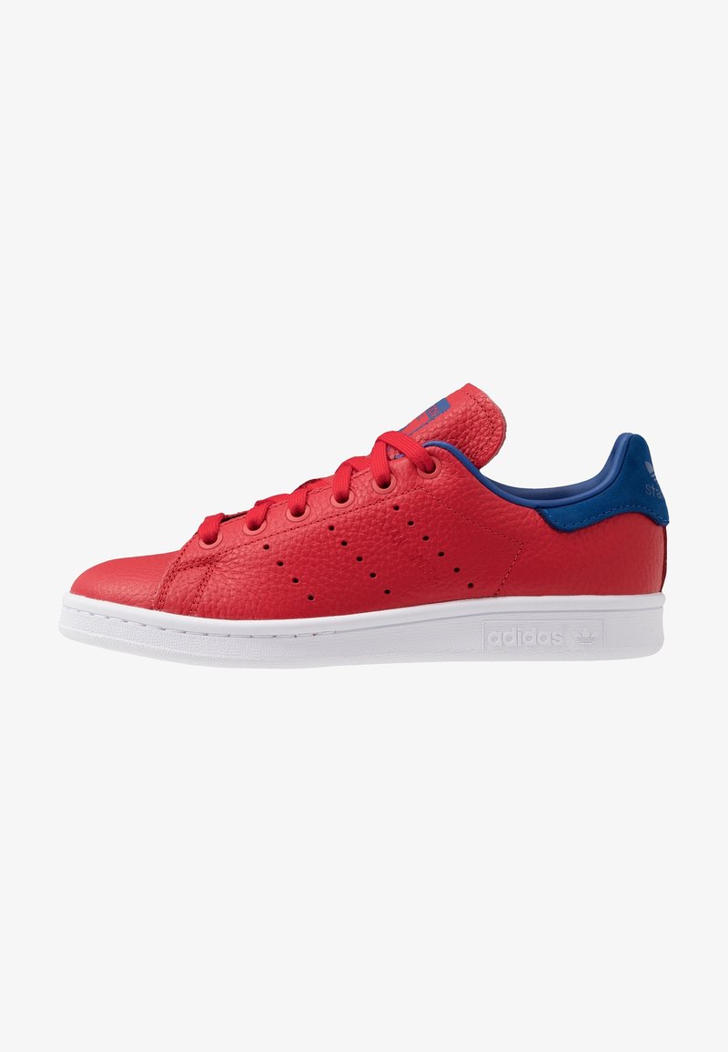Rode leren sneaker met blauwe accenten, voorzien van een gestructureerd oppervlak, perforaties voor ademend vermogen en een witte rubberen buitenzool.