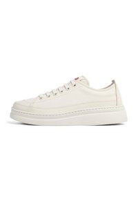 Sneaker bianco in pelle con lacci piatti, collo imbottito e una spessa suola in gomma bianca. Presenta cuciture minime e un accento del logo rosso.