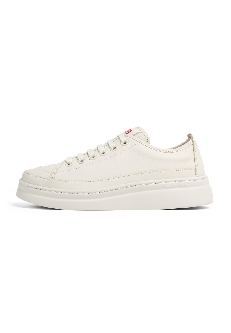 Sneaker bianco in pelle con lacci piatti, collo imbottito e una spessa suola in gomma bianca. Presenta cuciture minime e un accento del logo rosso.