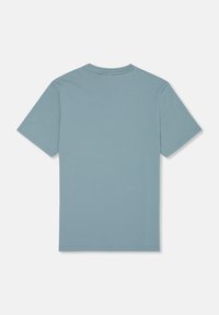 Ljusblå bomulls T-shirt, korta ärmar, runt halsringning, slät textur, med en enkel, minimalistisk design utan synliga logotyper eller mönster.