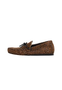 Zapato tipo slip-on con estampado de leopardo en marrón y negro, con un upper texturizado, suela plana y un detalle de lazo en la parte frontal.