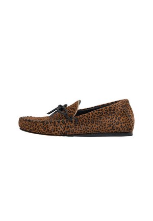 Zapato tipo slip-on con estampado de leopardo en marrón y negro, con un upper texturizado, suela plana y un detalle de lazo en la parte frontal.