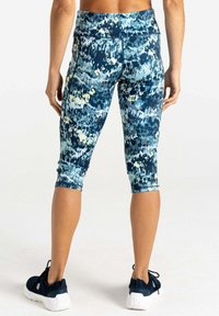 Capri-lange Leggings in einem blauen und aquafarbenen abstrakten Muster mit hohem Bund, gefertigt aus dehnbarem Stoff. Keine sichtbaren Verschlüsse.