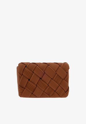 Braune geflochtene Clutch aus einem gummiartigen Material, mit rechteckiger Form und vertikalen Rillen in einem Überkreuzmuster.