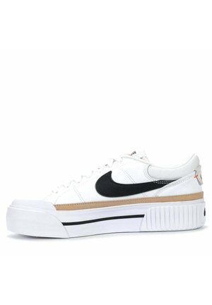 Zapatilla blanca con el Swoosh negro, parte superior de cuero texturizado, cordones planos y una suela blanca gruesa con una franja de acento beige y negra.