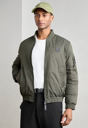 REGULAR FIT IN DOBBY WITH DUPONT SORONA AND LOGO ON PATCH - Bomber dzseki - dark khaki