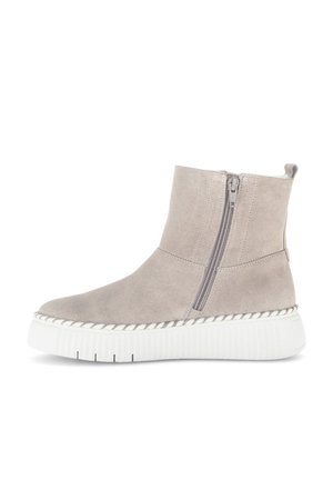 Bottines en daim gris à zip latéral, avec une semelle plate-forme texturée blanche et des détails cousus autour de la base.
