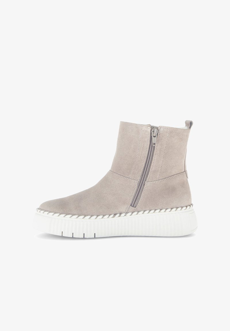Bottines en daim gris à zip latéral, avec une semelle plate-forme texturée blanche et des détails cousus autour de la base.