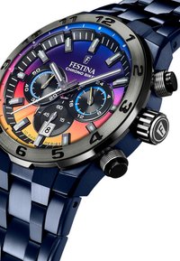 Kronografur med et metalblåt armbånd, gradient urskive fra lilla til orange, tre underdials, sølvdetaljer og sort bezel. Vandafvisende op til 10 bar.