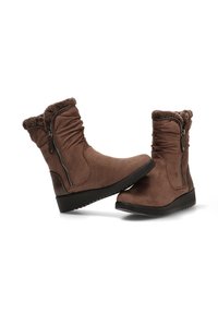 Botas marrones de ante suave, con cierres de cremallera, diseño arrugado, forro de piel de peluche y suelas de goma bajas para mayor comodidad.
