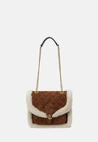 Borsa in suede marrone con design trapuntato, rifinitura in pelliccia sintetica crema, tracolla in catena dorata e gancio in metallo con logo "RL" sul davanti.