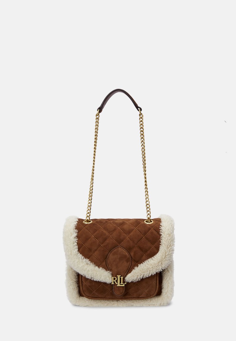 Borsa in suede marrone con design trapuntato, rifinitura in pelliccia sintetica crema, tracolla in catena dorata e gancio in metallo con logo "RL" sul davanti.