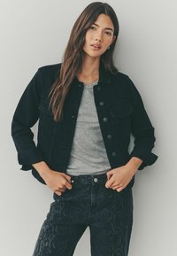 Unselected, black