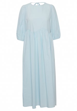 Robe en coton bleu clair avec des manches courtes à volants, encolure ronde, dos avec ouverture en goutte d'eau et taille froncée pour un ajustement ample. Texture lisse, longueur genoux.