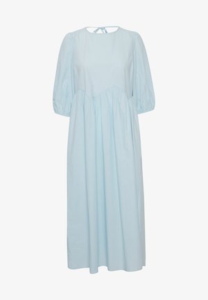 Robe en coton bleu clair avec des manches courtes à volants, encolure ronde, dos avec ouverture en goutte d'eau et taille froncée pour un ajustement ample. Texture lisse, longueur genoux.