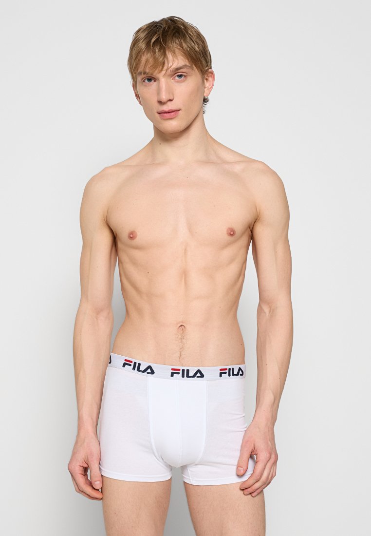 Boxers en coton blancs avec une coupe ajustée, présentent une taille élastique avec logo en noir et rouge. Texture lisse, style minimaliste.