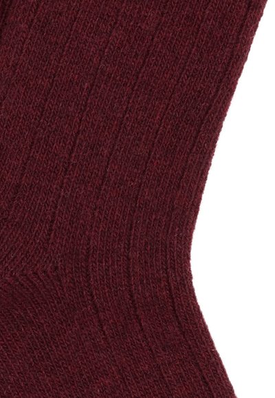 Burgundowe skarpety w prążki z miękkim, teksturowanym splotem, o wyraźnej długości i subtelnym rozciągnięciu dla wygody.