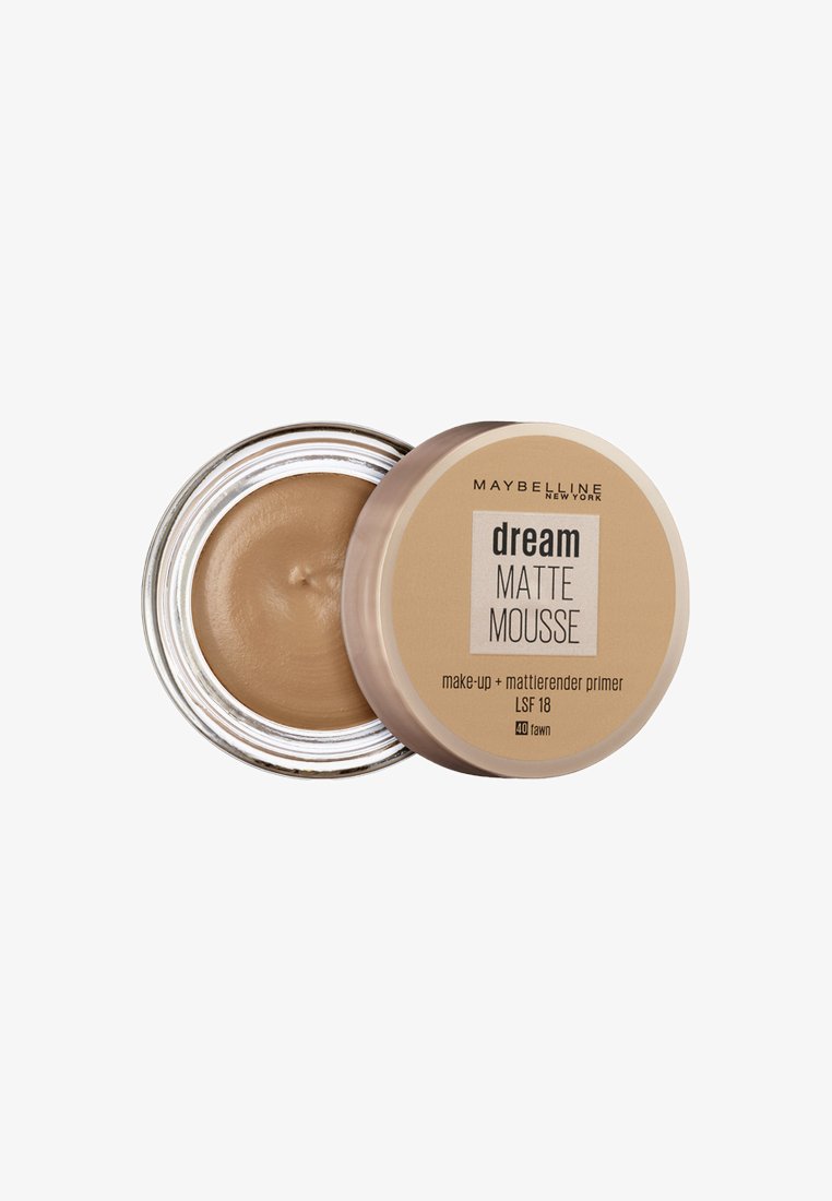 Maybelline Dream Matte Mousse primer i en metallburk. Ljusbrun kräm med en jämn konsistens. Etiketten visar produktnamn och nyans.