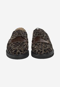 Chaussures en cuir à imprimé léopard avec une texture en daim, accents en cuir marron, design à lacets et semelles en caoutchouc. Forme plate avec des détails cousus.