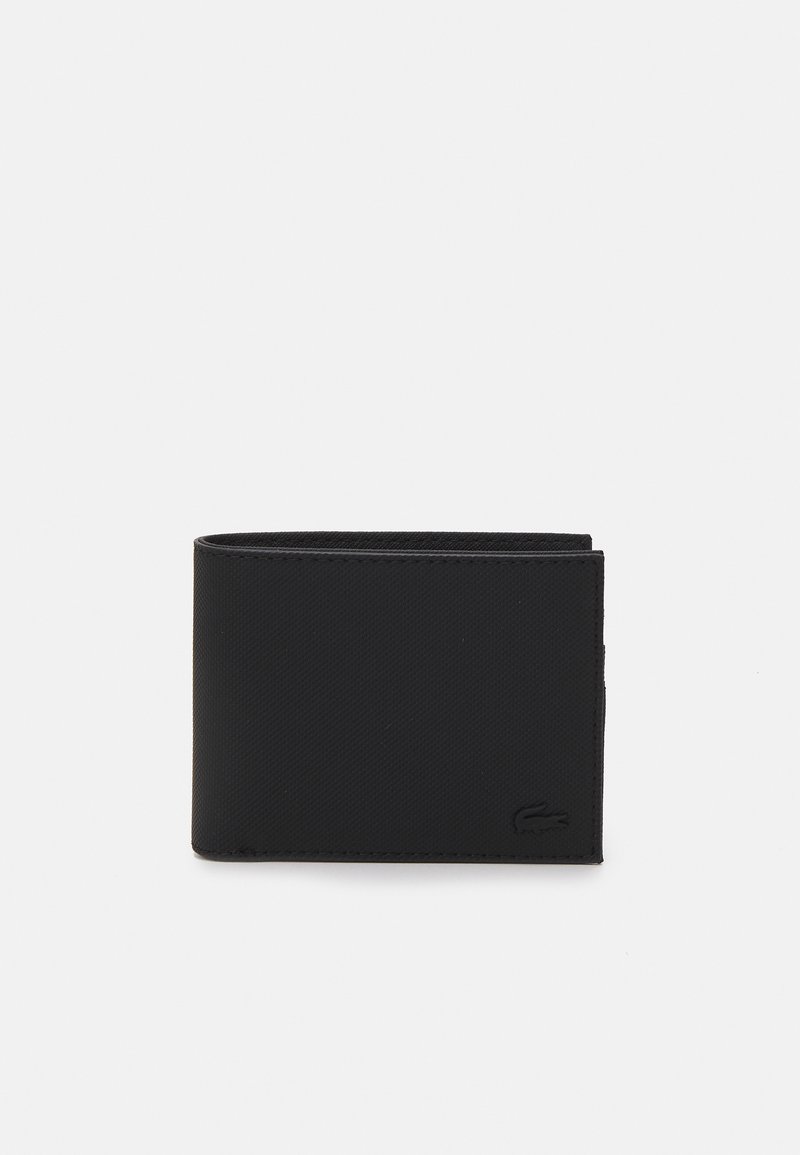 Carteira bi-fold preta feita de material texturizado com um logo em relevo, design simples e bordas limpas. Minimalista, sem acentos adicionais.
