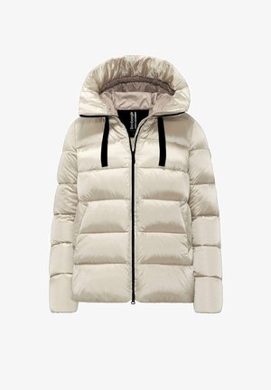 Beige pufferjack met een capuchon, voorzien van zwarte koorden, ritssluiting en een gestikte ontwerp voor extra isolatie. Glad, glanzend textuur.