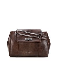 Bruine leren handtas met een gestructureerd ontwerp, voorzien van een zilveren kettingband, een voorflap en een reliëflogo. Gladde textuur met metalen accenten.